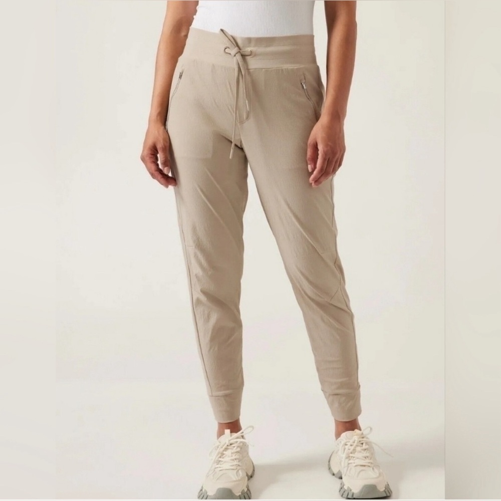 Athleta Trekkie North Jogger Size 8 Beige